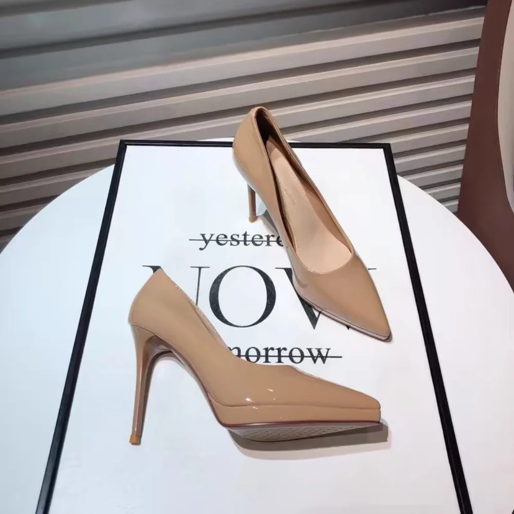 

Новые офисные женские туфли телесного цвета из лакированной кожи на каблуке 10 см с острым носком на шпильке - вечерние модельные туфли на среднем высоком каблуке