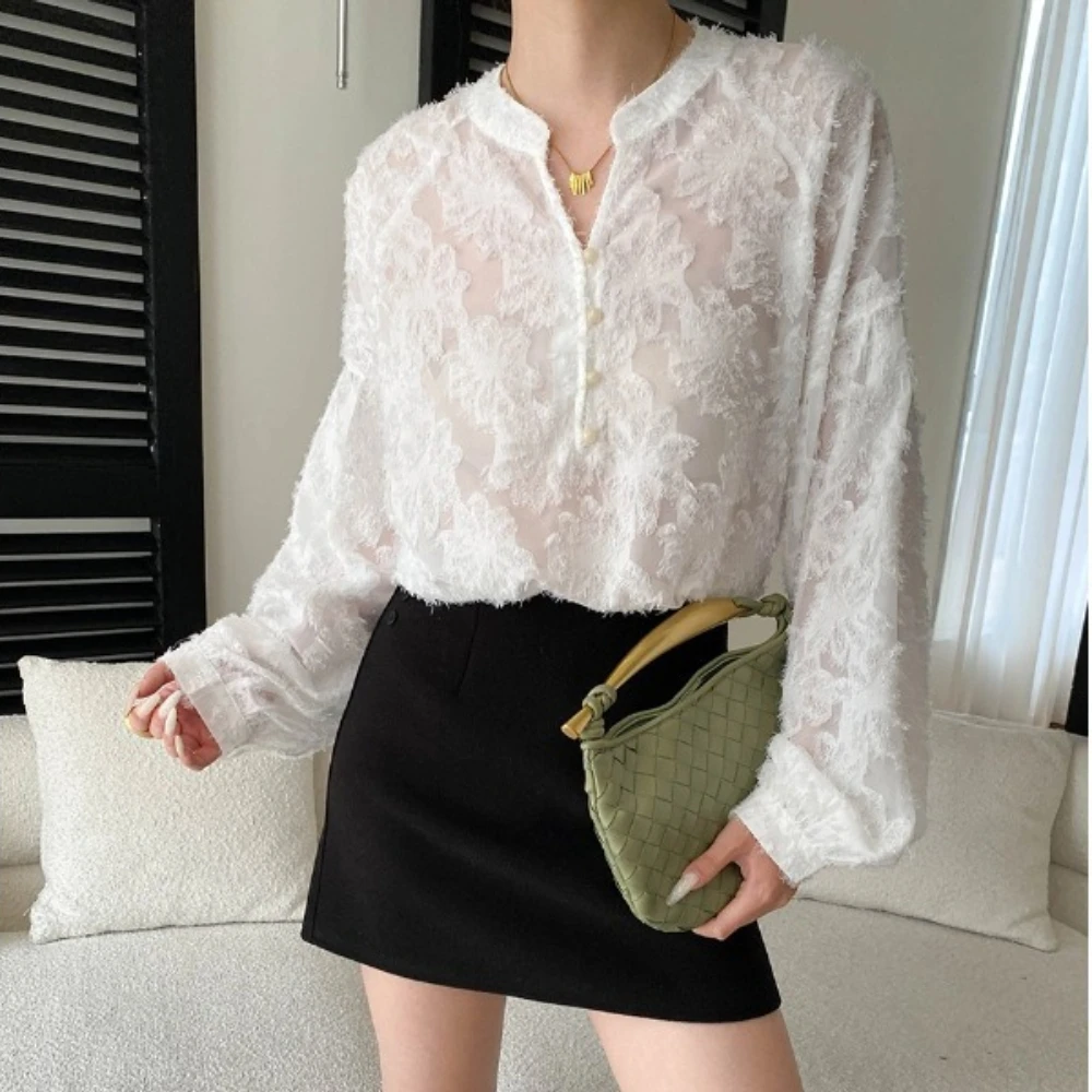 TWOTWINSTYLE Solide Verstärktes Spitze Grundlagen Hemd Weibliche V-ausschnitt Langarm Lose Französisch Pendeln frauen Shirts Herbst Mode Neue