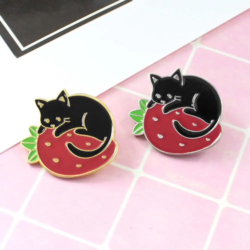 Lapel Brooch Pin para crianças, Bonito Strawberry Badge, Gato Preto, Esmalte Broches, Presente