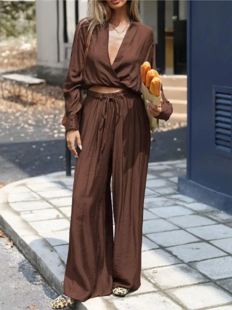 Abito da donna alla moda da strada elegante set da due pezzi sexy scollo a V manica lunga top corto pantaloni a gamba larga set abiti casual da donna primaverili