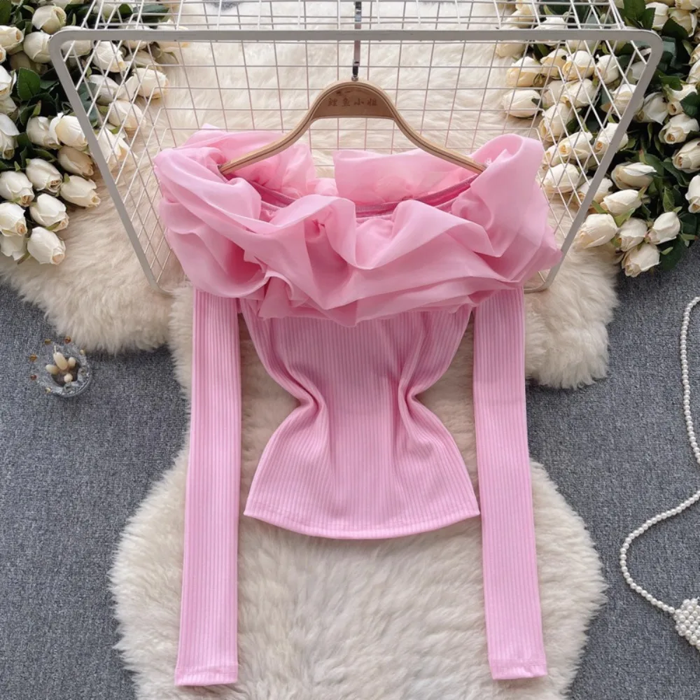 

Весенне-летний дизайн: однотонная куртка-рубашка с длинными рукавами, открытыми плечами и рукавами-фонариками.