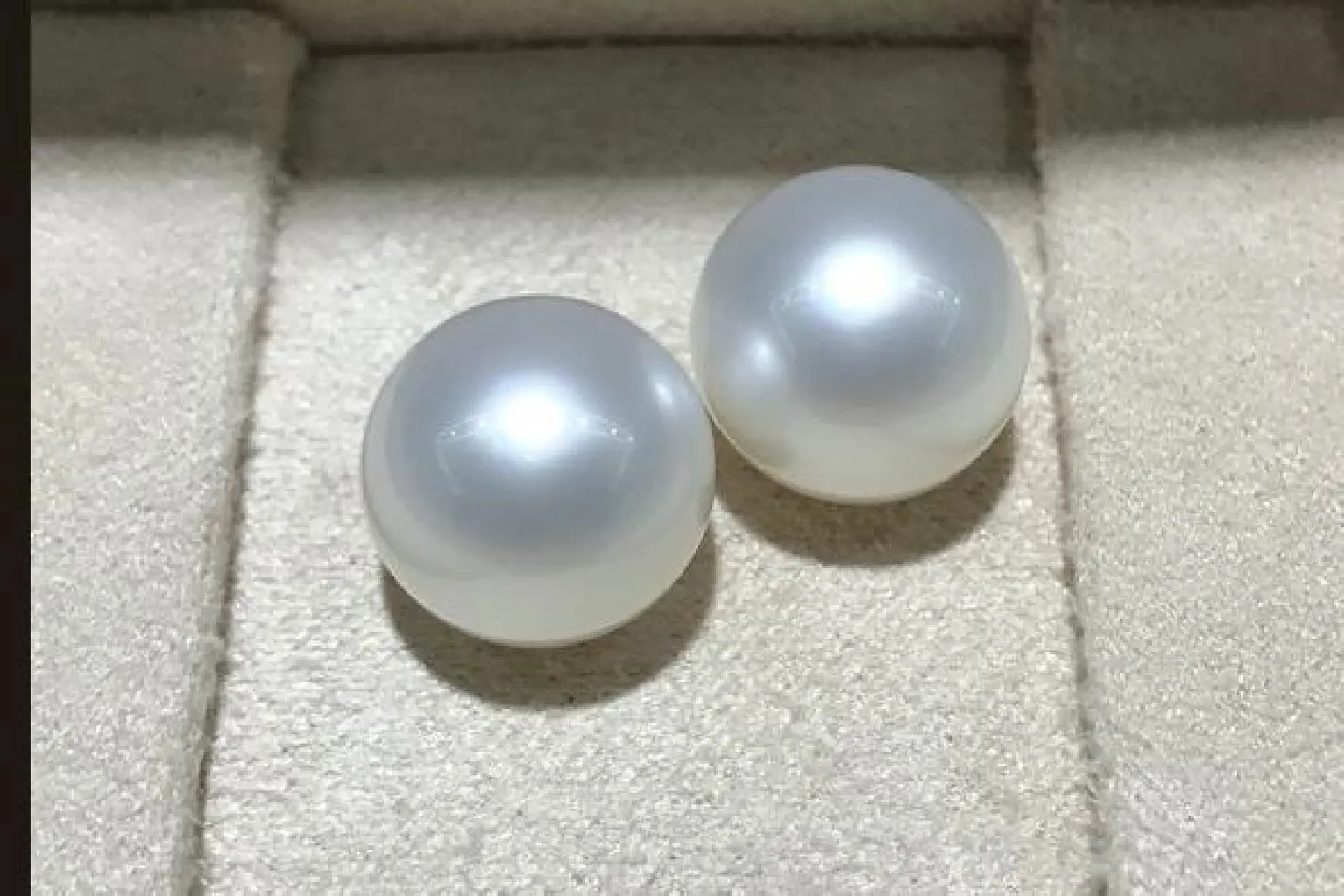 charming pair of AAA12-13mm south sea white round pearl earring 18k