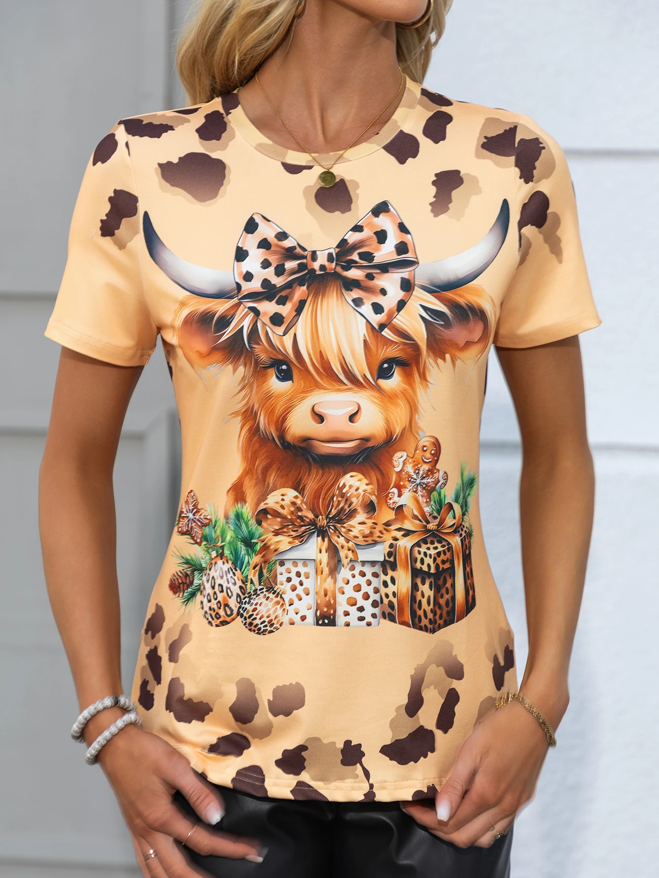 

Women's Round Neck Short Sleeve T-Shirt with Adorable Highland Cow & Gift Print, Cute Casual Top