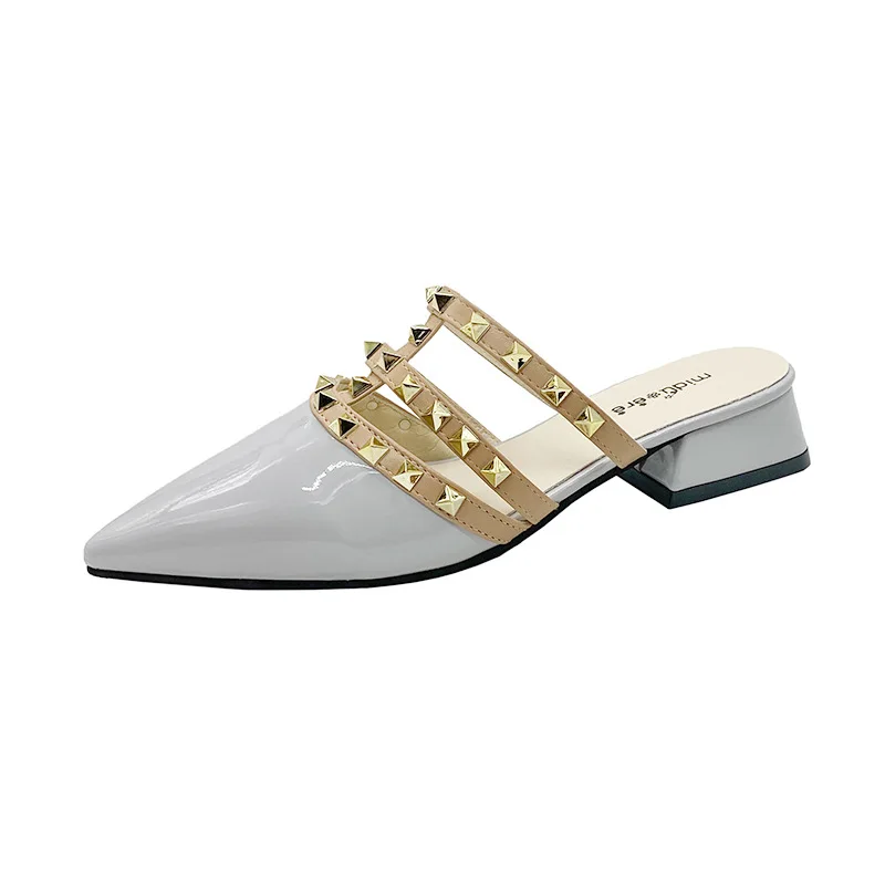 Damskie półkapcie Baotou Summer New Fashion Patent Leather Pointed Casual Rivet Beach Wygodne antypoślizgowe beżowe kapcie