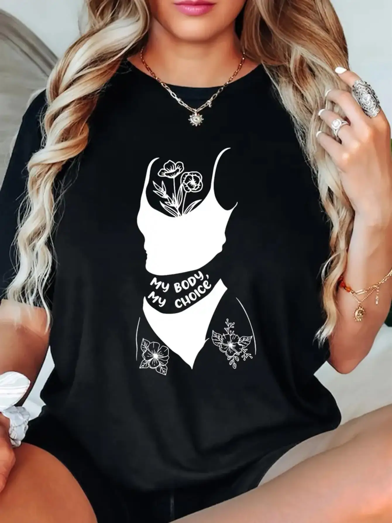 

Camiseta de empoderamiento para mujer con el eslogan feminista My Body My Choicejunto con un diseño de silueta femenina