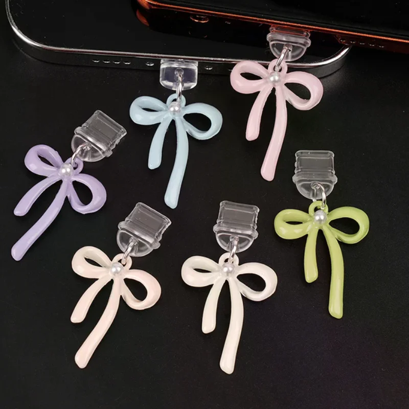 Pingente de plugue contra poeira de telefone tipo c com design de arco contemporâneo; oferece proteção antipoeira para porta de carregamento do telefone