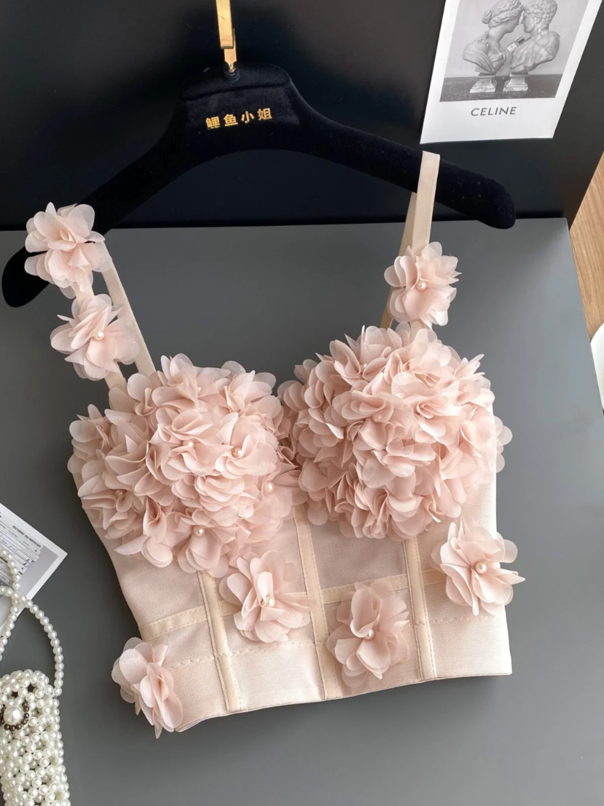 Top Curto F Estilo Tubo com Alça Floral 3D, Sensação de Luxo e Elegância, Ajuste Slim, Crimento Regular, Estilo Cas...