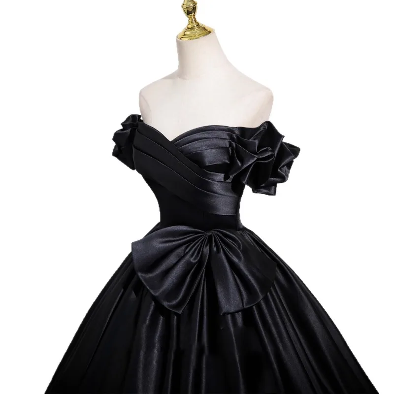 2026 Zomerjurk voor dames, nieuwe zwarte satijnen sexy jurk met één schouder, modieus, slanke pasvorm, lange jurk met rugband