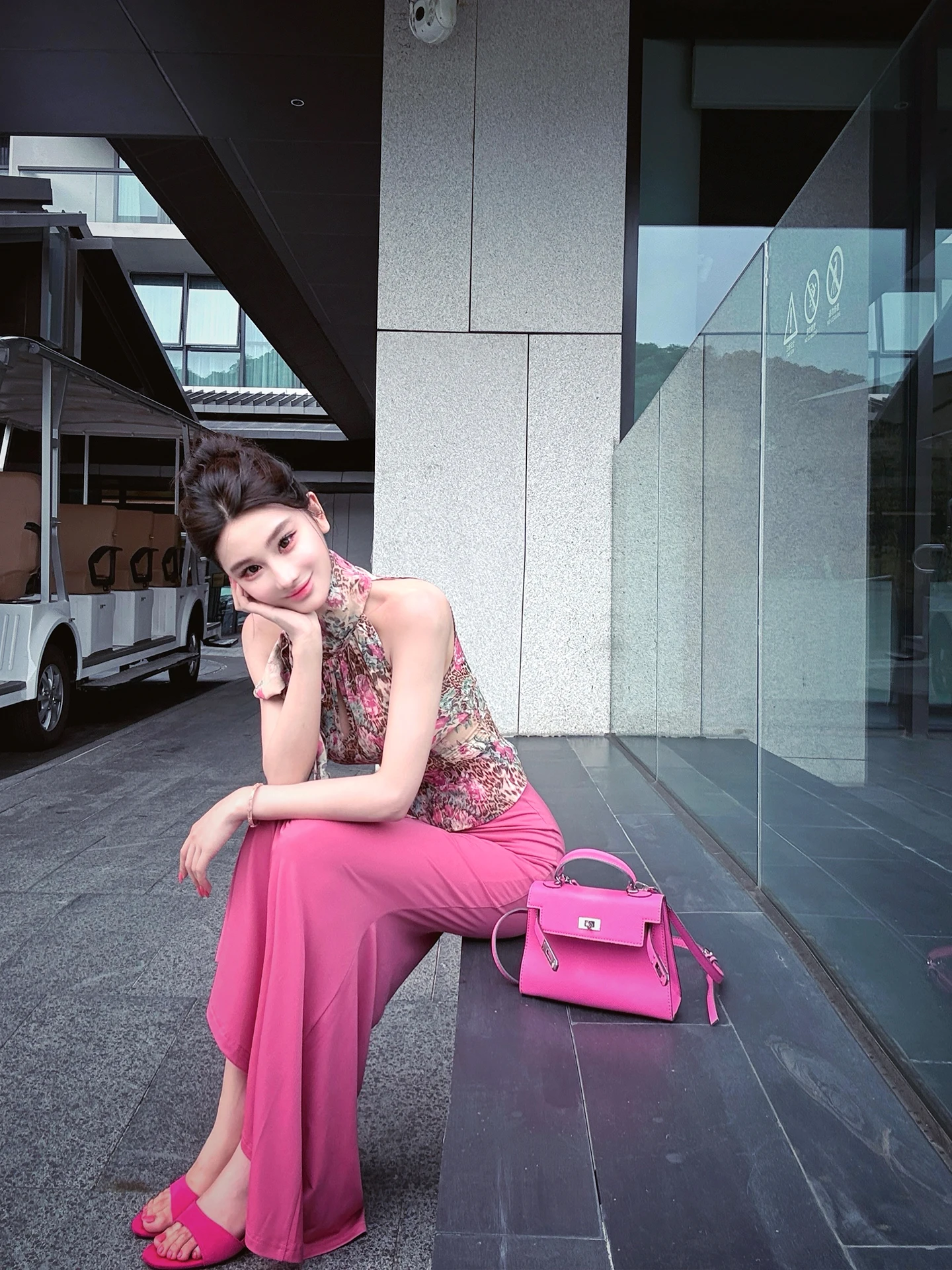 

Оригинальный комплект WW: Топ без рукавов с цветочным узором и завязками на шее, юбка А-силуэта. Модный летний женский ансамбль.