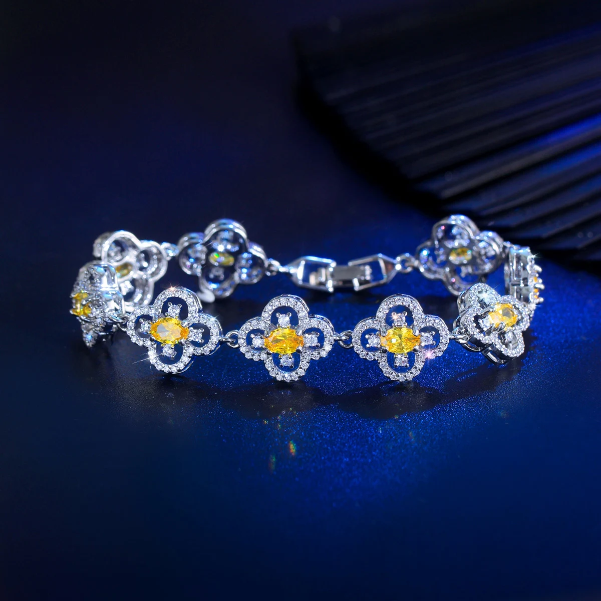 CWWZircons Luxuriöses Gelb-Rosa-Weiß-Blau CZ Großes Vierblättriges Blumen-Tennisarmband für Damen Hochzeit Party Schmuck Großhandel S0282 – Detail 12