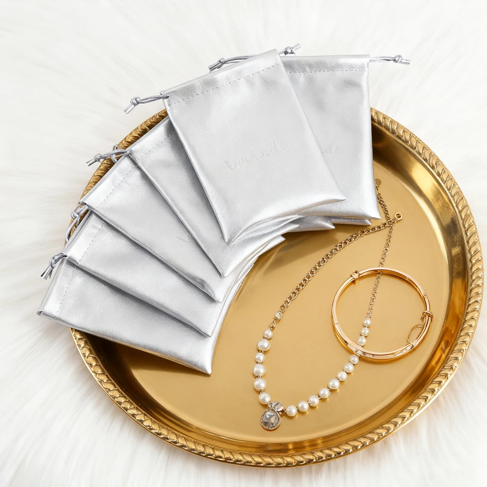 

100 шт., серебряные сумки из искусственной кожи с логотипом на шнурке, свадебные сувениры, ювелирные изделия для макияжа, кольцо, серьги, браслет, подарочная сумка