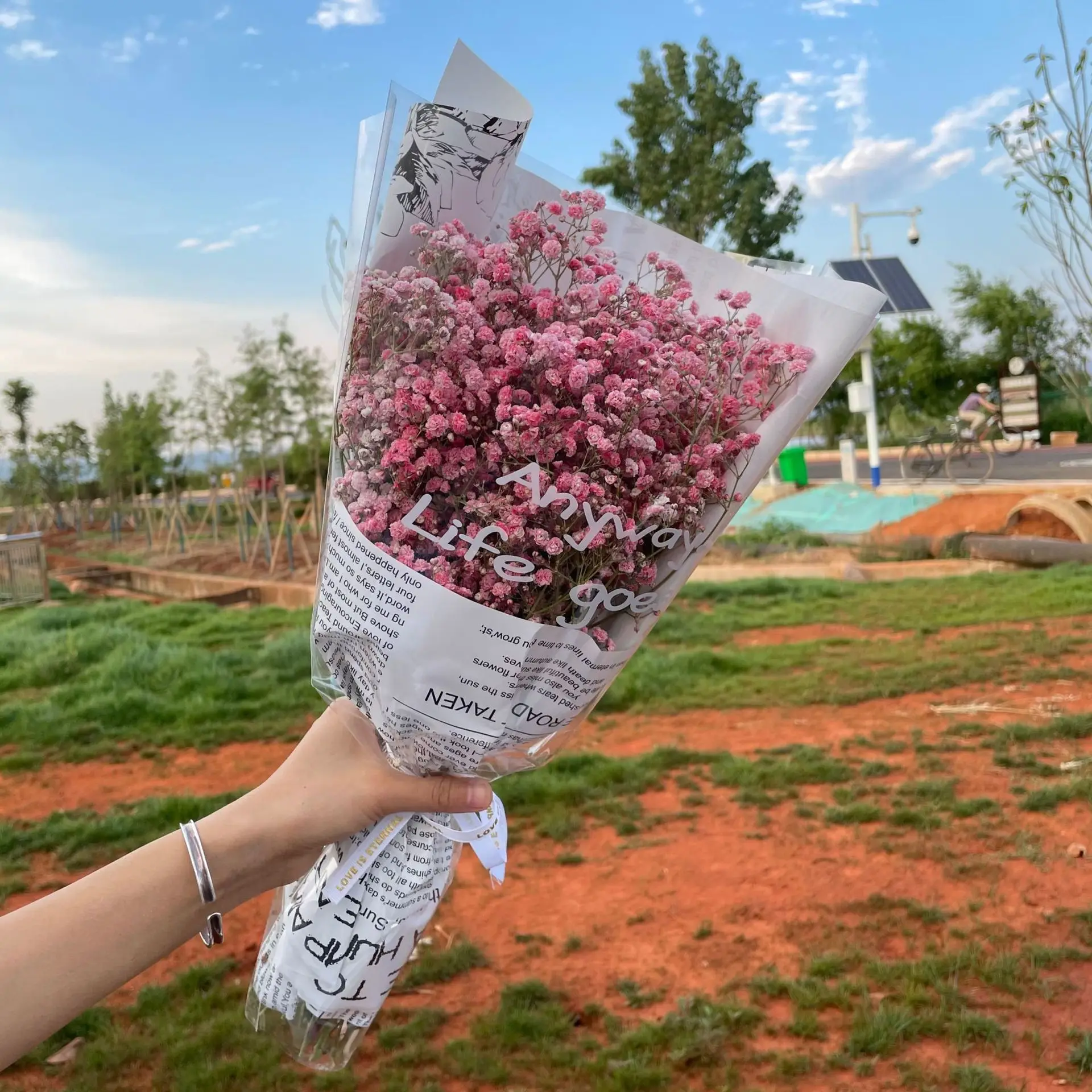 

Натуральные букеты из засушенных цветов на небольших маргаритках и не гипсофиле, Свадебная вечеринка, домашняя обстановка, праздничный подарок