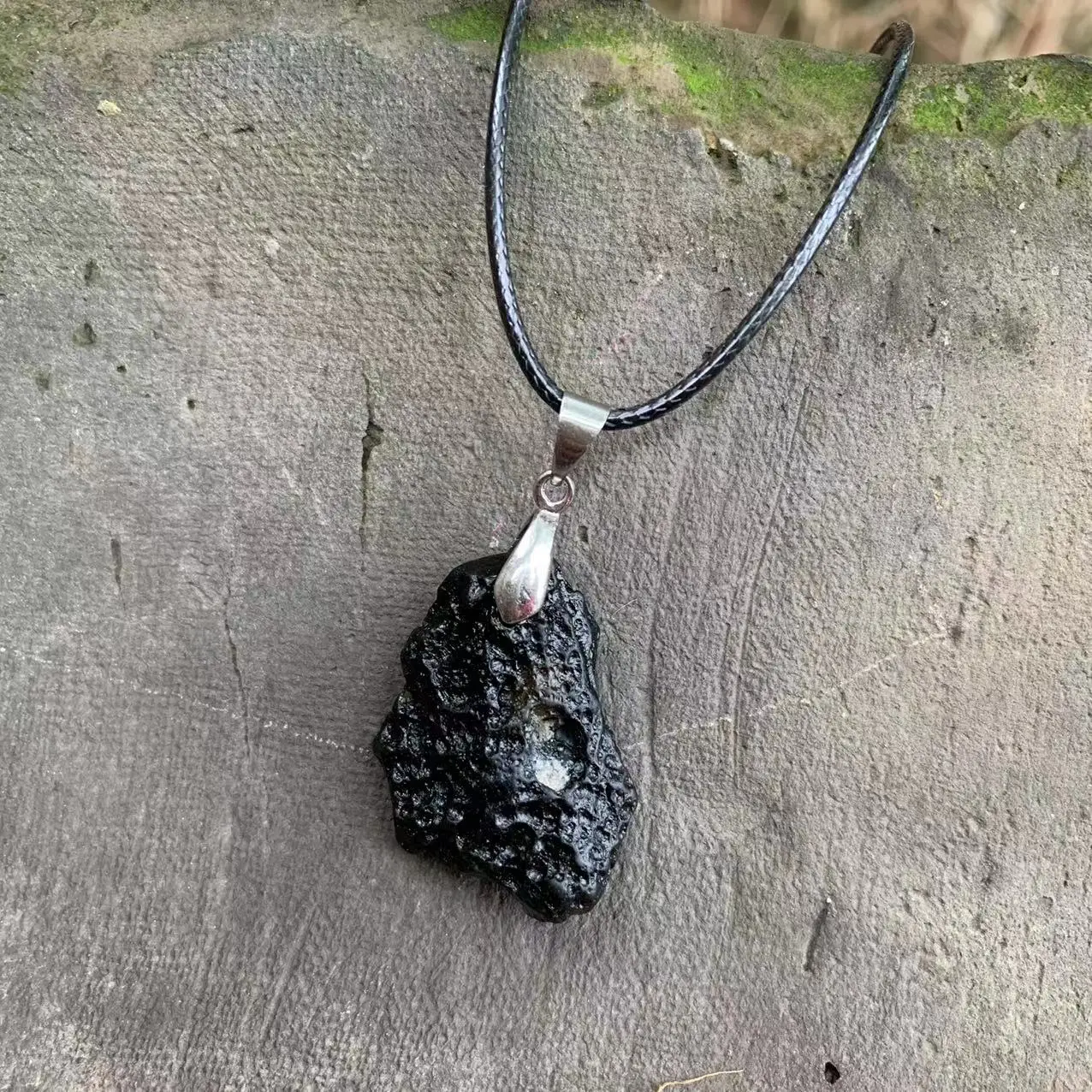 Meteorita negra Natural, collar rugoso irregular para hombres y mujeres, estilo Punk, tektita, energía cósmica, joyería de cuerda para la salud de la suerte