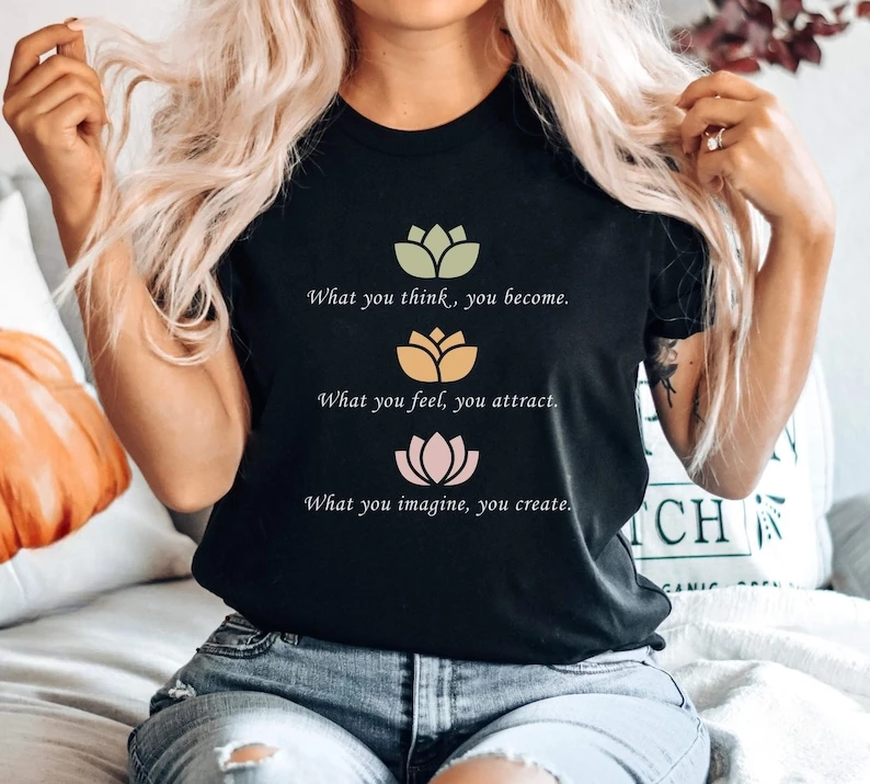 Рубашка с цитатой Будды What Think You Become What You Feel You Attract с цветком лотоса унисекс персонализированная женская футболка с принтом Рубашка с цитатой Будды What Think You Become What You Feel You Attract с цветком лотоса унисекс персонализированная женская футболка с принтом