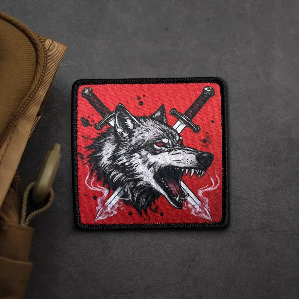 Parche táctico lobo rugiente impreso con espadas cruzadas y velcro - imagen 4