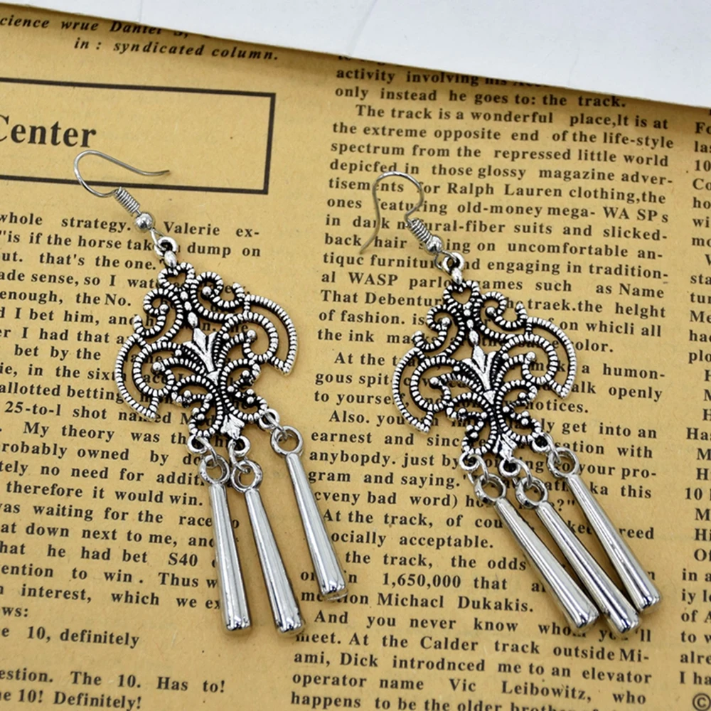 Bohemian retro style earrings made of alloy flower tassels for a slimming and minimalist look