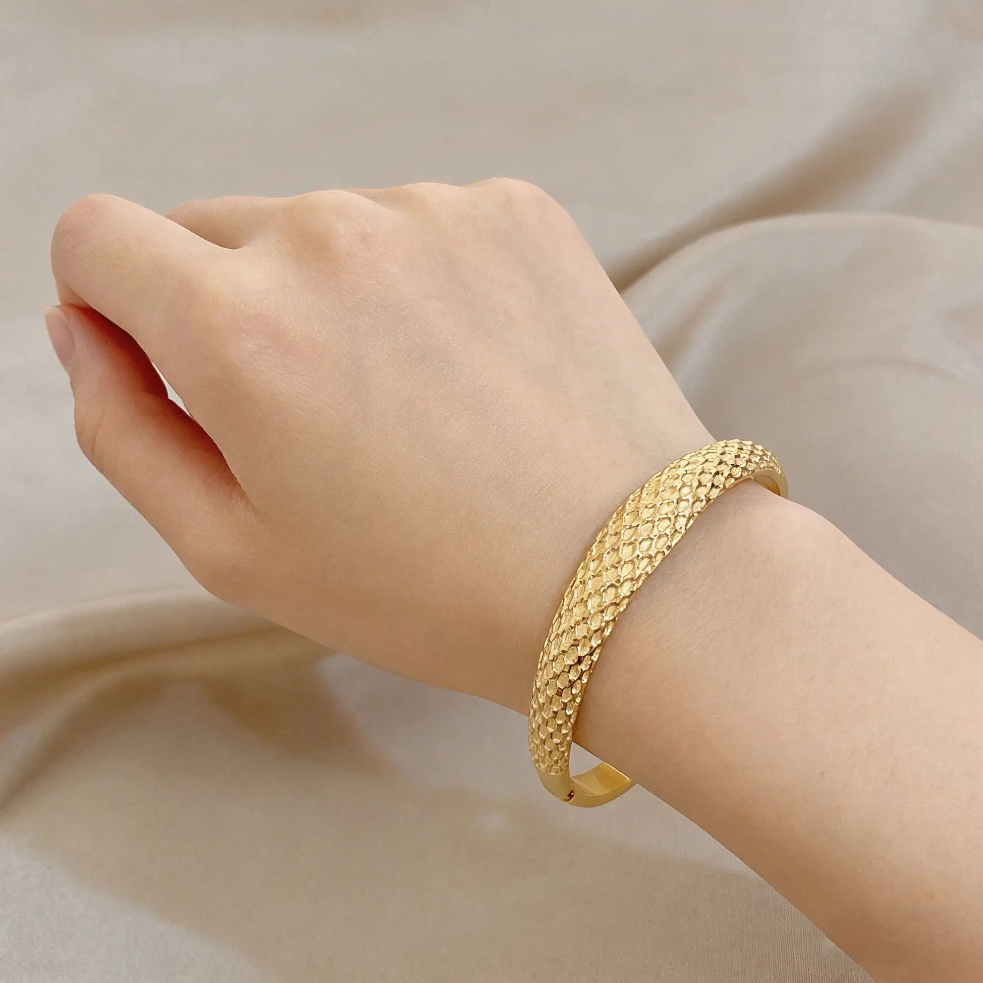 

Freetry Vintage Matte Mesh Stainless Steel Bangle for Women Artistic Waterproof Gold Plated Spring Bracelet Daily Jewelry Gift