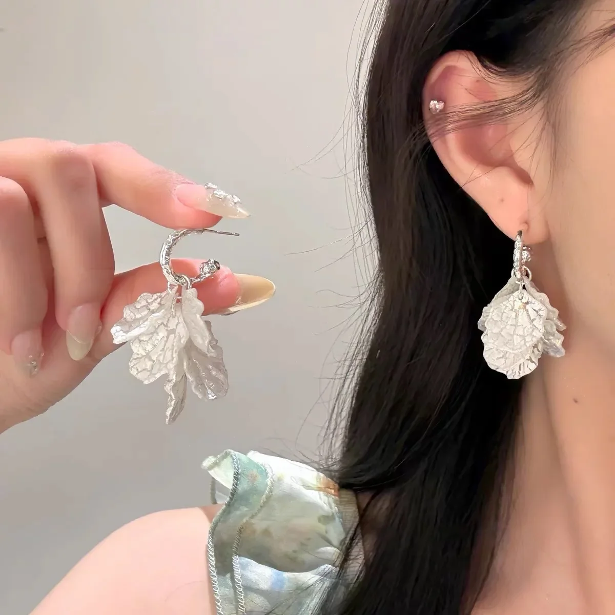 Fashion Unique Glossy Shell Flower Pendant Earrings for Women Temperament C Stud Earrings Sweet Design Wedding Gifts