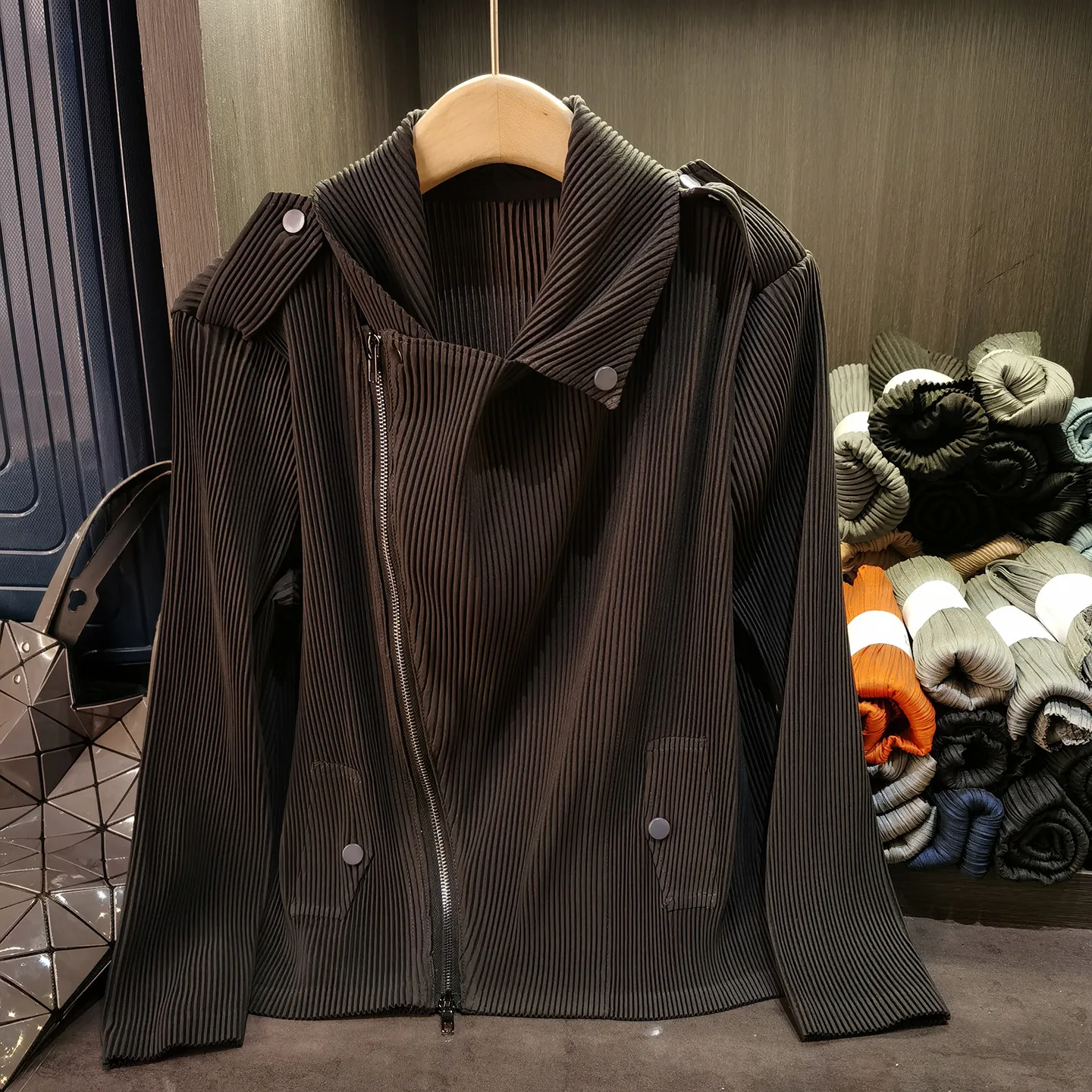 Miyake Autumn and Winter 2025 Retro Fried Street Biker Large Lapel Solid Color Jacket Female Casual Jacket Zipper Long-sleeved
