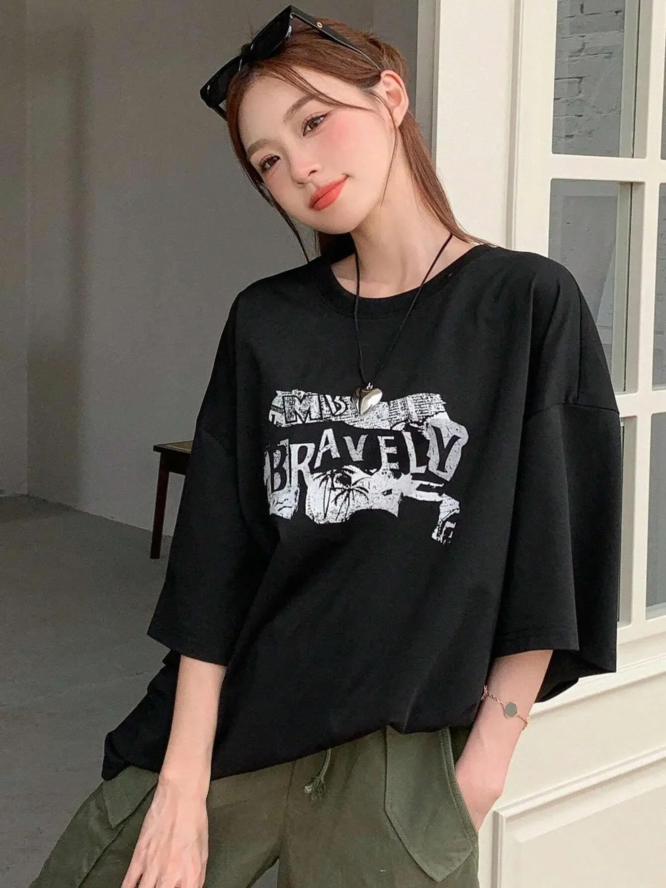 Women T-Shirt Bravely Graffiti Letter Printed Tees Fashion Street Crewneck Short Sleeve Loose Breathable Clothes