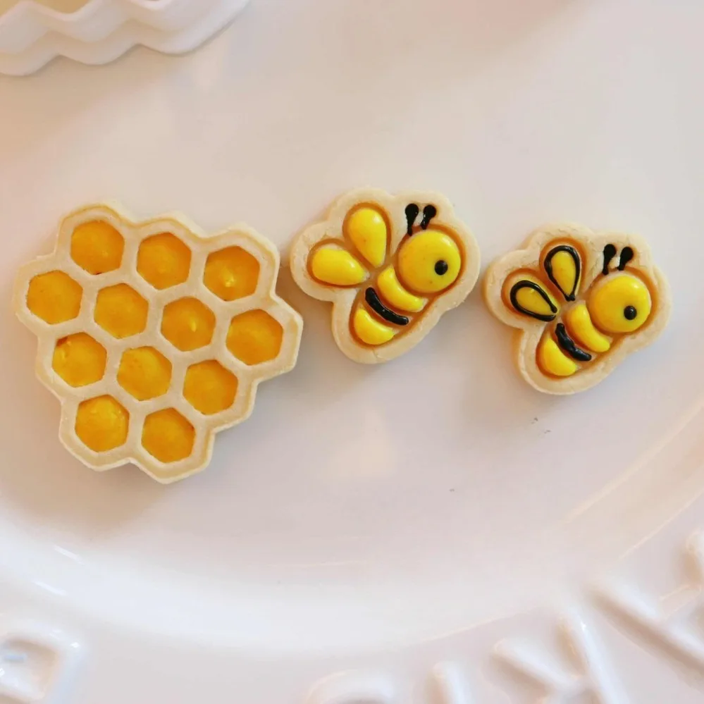 Cartoon Bee Cookie Cutters Stamp Mold Cartoon Shaped Baking Accessories for Home DIY Baking Cookie Dessert Decoration Bakewares