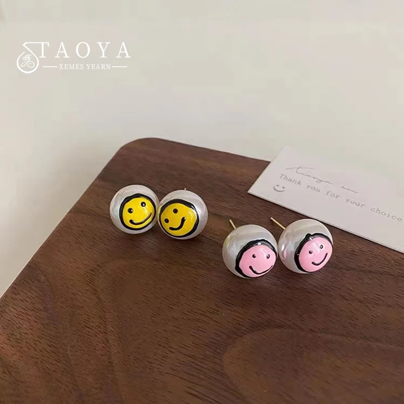 Милые серьги-гвоздики с улыбающимся жемчугом для девочек, модные простые ювелирные изделия 2025 года, забавные аксессуары для ушей для рождественской вечеринки для женщин