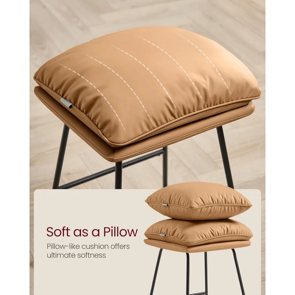 Zestaw 2 skórzanych stołków barowych o wysokości lady z metalowymi nogami i miękką wyściółką zapewniającą komfortowe siedzenie.