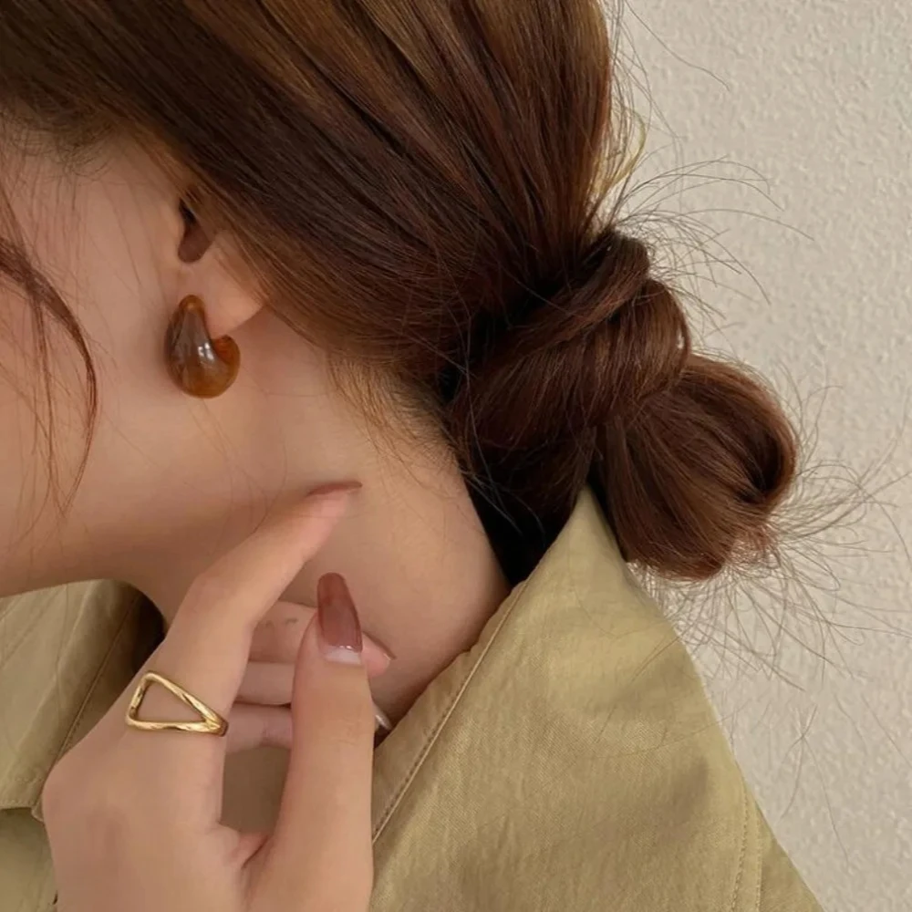 Retro Simple Amber Brown Stereo Geometry Comma Resin Dark Fringe Stud Earrings for Women Korean Charm Jewelry Accessories Gifts