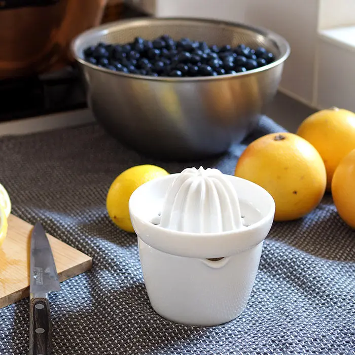 Manual Ceramic Citrus Juicer, Household Lemon Orange Grapefruit Juicer with Seed Filter and Storage Design, Kitchen Small Tool