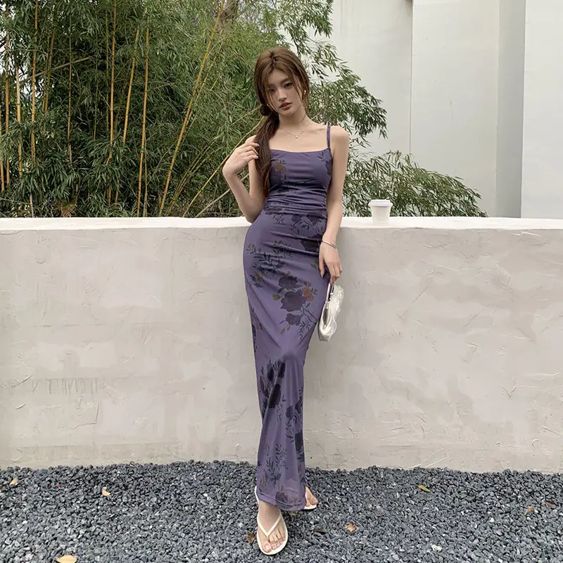 Neu für den Sommer 2025. The Throbbing Night Series Taille im schlankmachenden Print-Design, langes lila Slip-Kleid, High-End-Atmosphäre