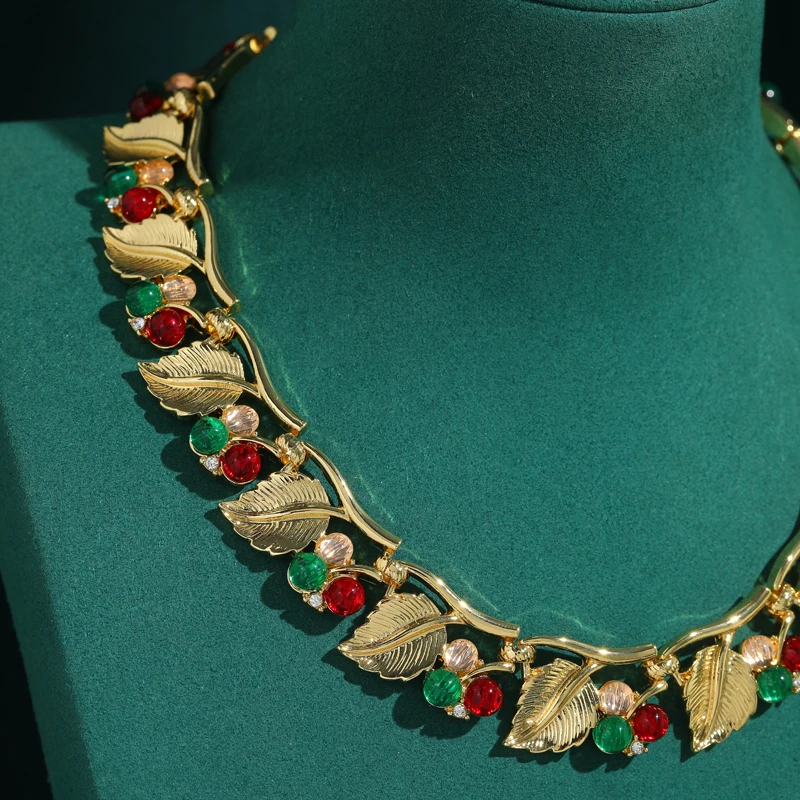 

Vintage Red Green Natural Stone Short Leaves Choker Necklace Bright Gold Color High Quality Design Jewelry Luxury For Women New
