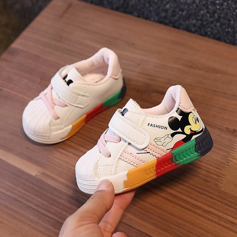 Buty sportowe dla niemowląt 2025, rozmiar 1-3 lata, unisex, oddychające, z miękką podeszwą antypoślizgową, białe, pierwsze buty do chodzenia dla maluchów.