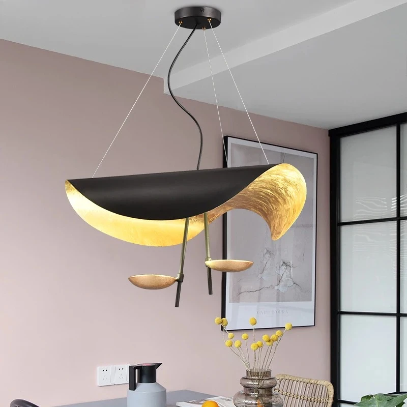 Minimalistische Kreative Lustre Flying Saucer Hat Leaf Metall-LED-Pendelleuchte, Kunstvolle Innenbeleuchtung für Schlafzimmer und Heimdekoration, Kronleuchter