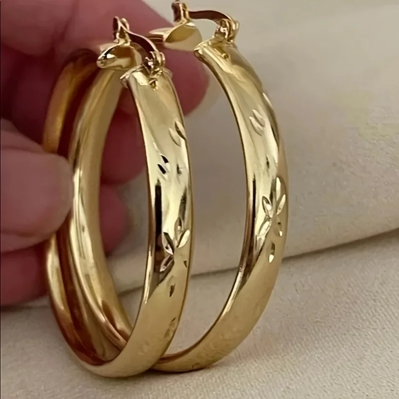 Mode klassische goldfarbene Metallschnitzerei Blumen Creolen für Frauen Schmuck