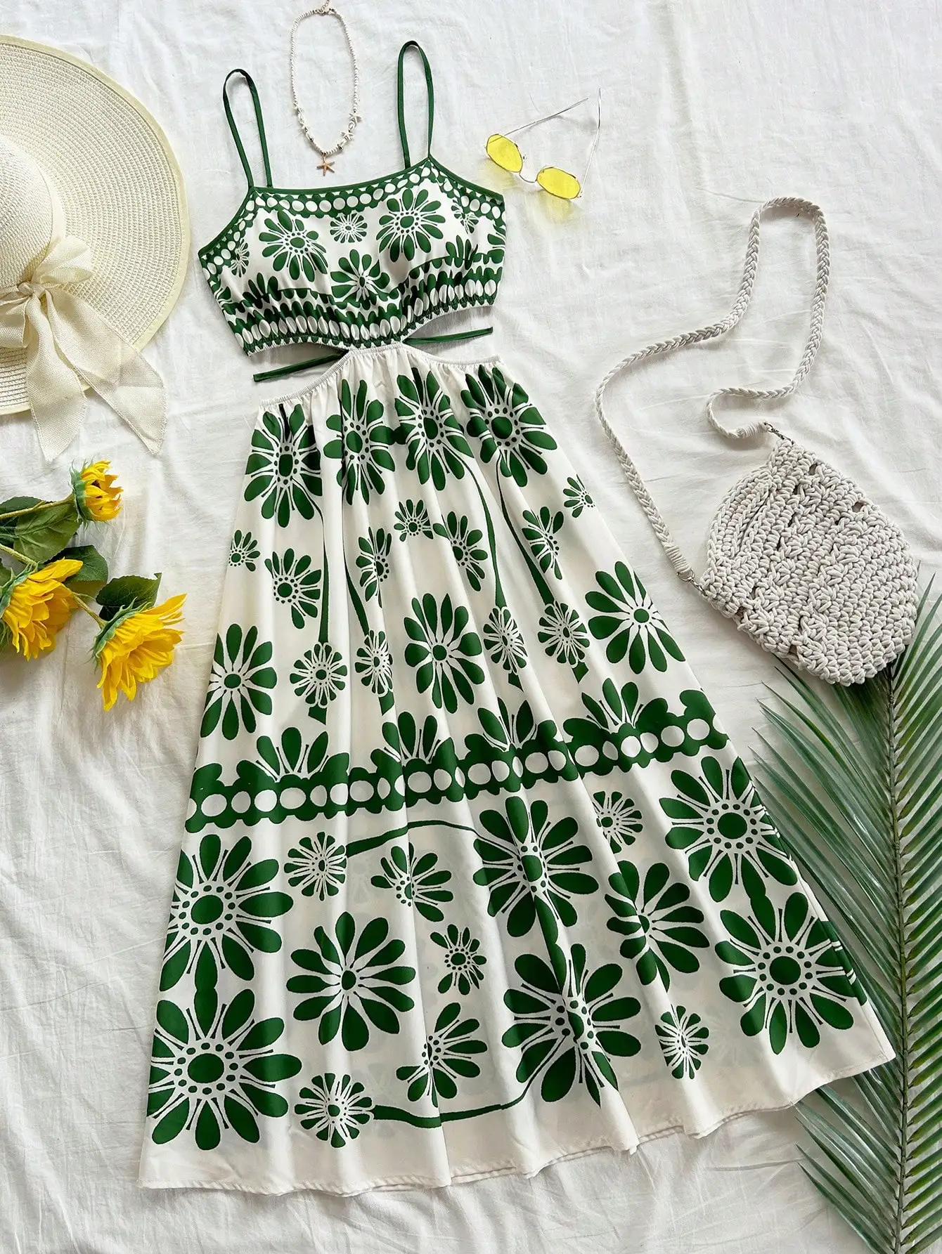 

Женское зеленое платье миди без рукавов с цветочным принтом, боковыми вырезами и завязками на талии