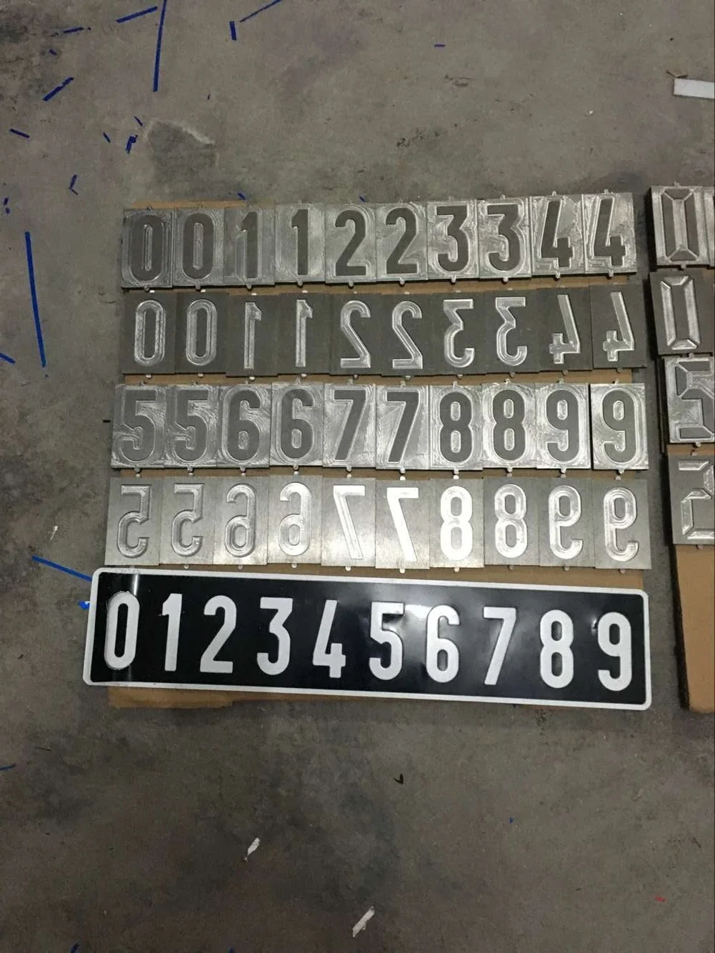 Handbediende voertuig auto licentie nummerplaat pers drukmachine