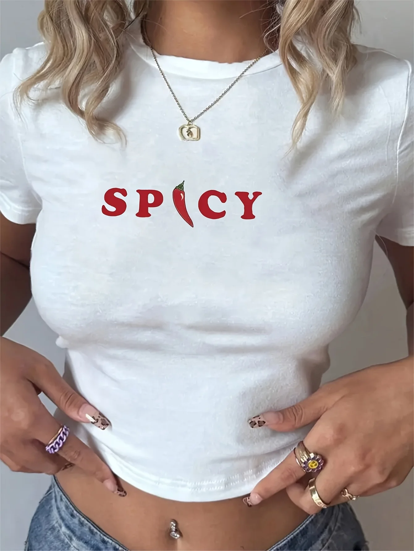 

Женский укороченный топ с рисунком «SPICY», уличная одежда с красным перцем и жирным красным принтом, идеально подходящая для повседневной одежды, эстетичная одежда