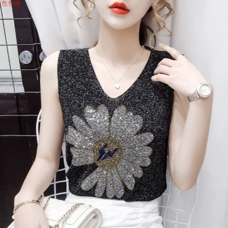 2023 New Summer Sexy Trend Hot Diamond Small Daisy V-neck Knitted Suspender Sleeveless Vest Casual Loose Fitting Women\'s T-shirt