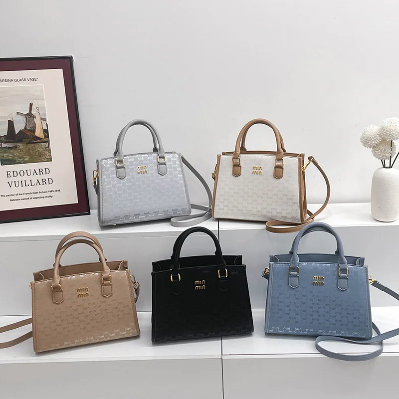 حقيبة يد صيفية كلاسيكية - حقيبة كتف نسائية خفيفة الوزن مع طباعة حروف، محفظة صغيرة مصممة للمناسبات الكاجوال والمكتب