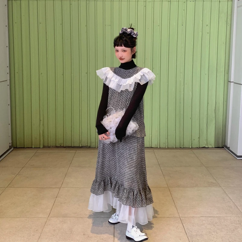 ชุดเซ็ตกระโปรงยาวลายจุดสีเทาสไตล์วินเทจ แต่งระบายผ้าลูกไม้หลายชั้น แขนระบายสวยหวานสำหรับผู้หญิง คอลเลคชั่นใหม่ปี 2025