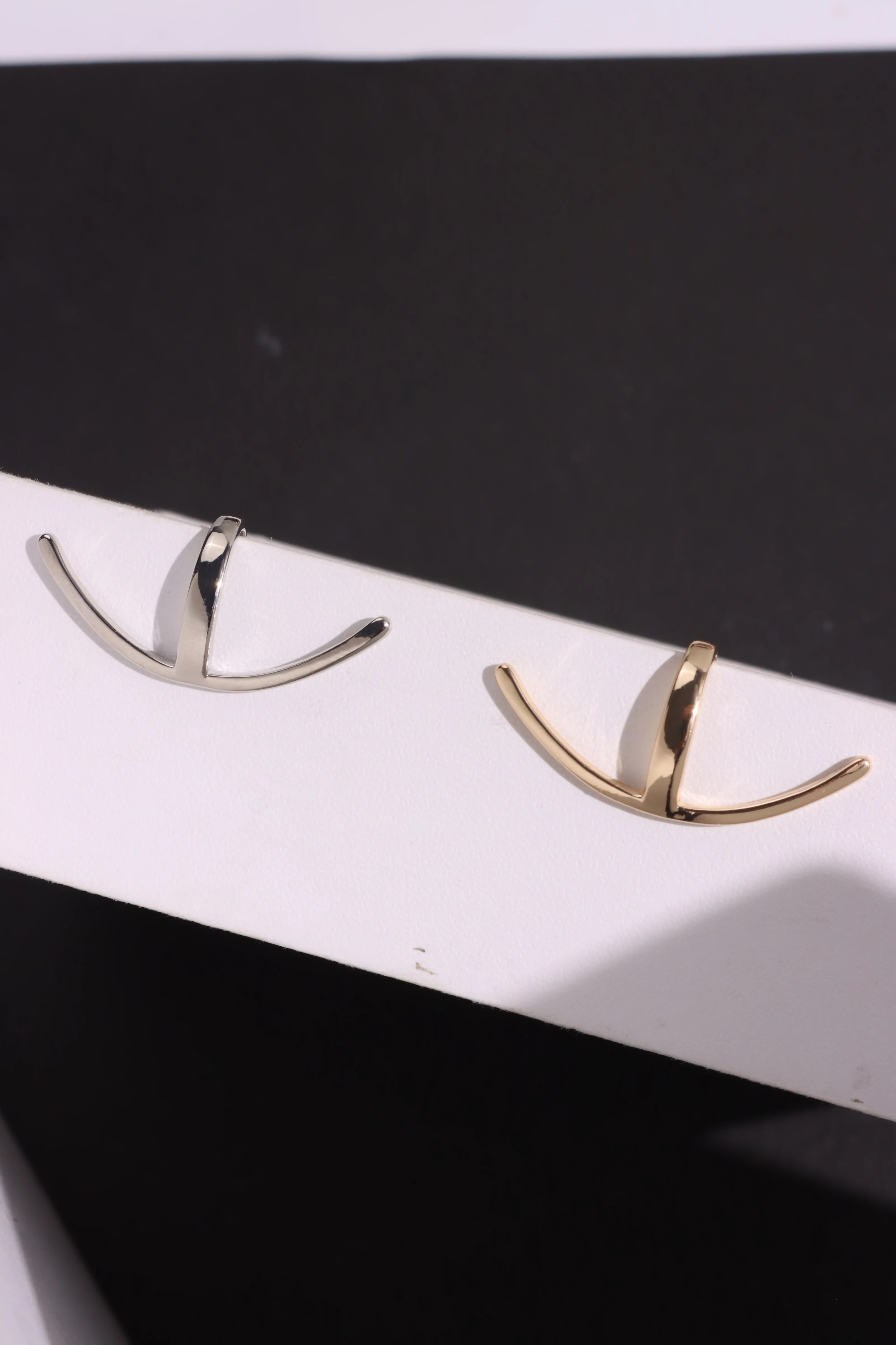 2024 Simple Curve Line Crescent Moon Gold Color Silver Color Metal Lip Clip for Women Men Unisex Trend Pair Cyberpunk Jewelry
