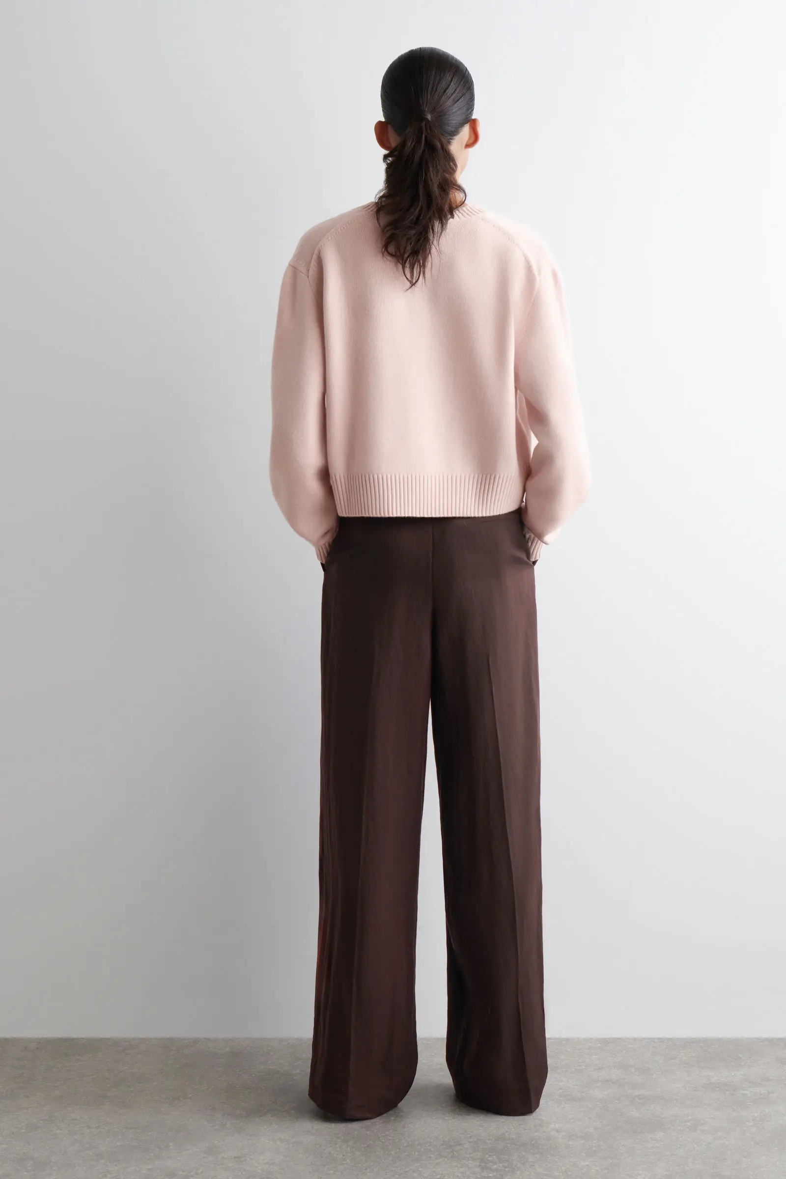 Ethereal MD 2025 cos نمط جديد للخريف للسيدات سترة محبوكة وردية غير رسمية وعصرية ذات طراز قياسي