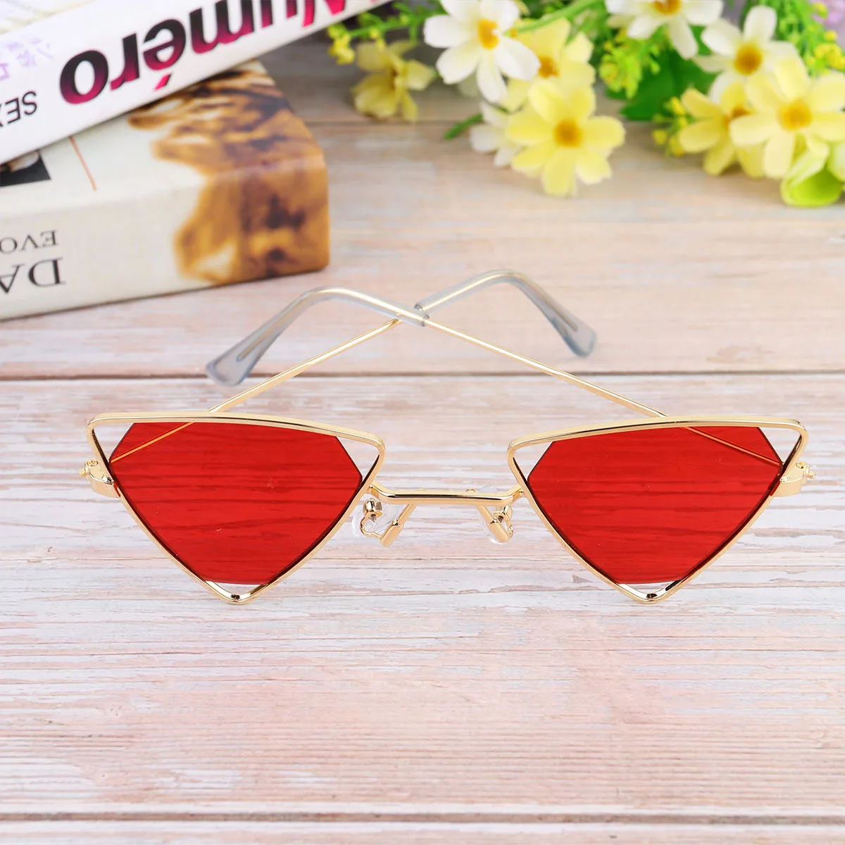 Óculos de sol com armação de metal, cor brilhante, à prova de UV, leve, personalidade, para mulheres, vermelho, 1 peça