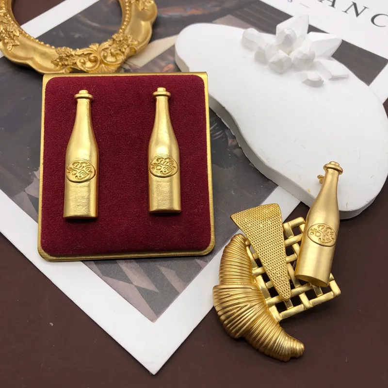 Middle Western gold-plated sailboat wine bottle brooch, silver needle earrings