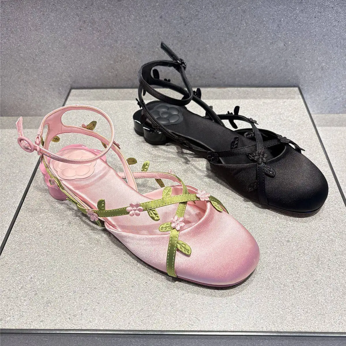 

2026 New Summer Sweet Fresh Satin Women's Shoes Flat Heels Flower Fairy Daily Versatile Cross Strap Sandals for Woman