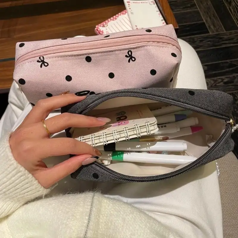 Tragbare Stoff-Federtasche für Schüler im koreanischen Stil, gepunktete Federtasche mit großer Kapazität, modischer Schreibwaren-Organizer, Kosmetiktasche – Detail 2