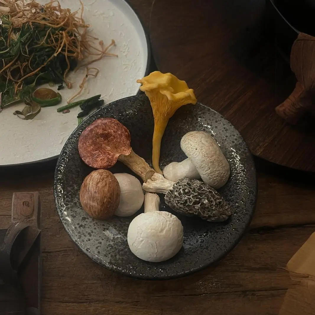 Purely handmade, painted Internet celebrity small mushroom chopstick holder ornament tableware daily use