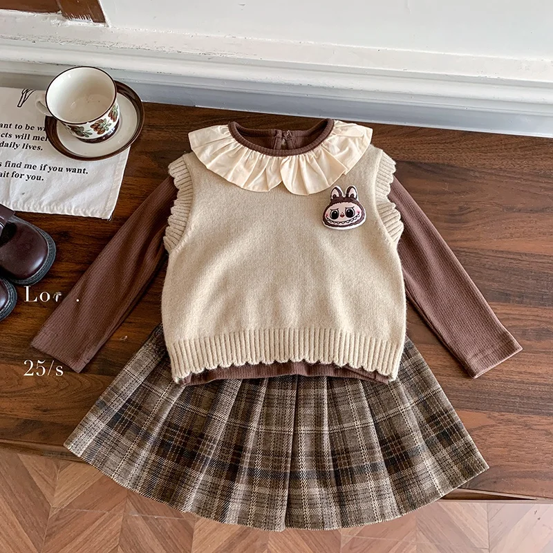 

Комплект для девочек: осенний модный набор 2025 года, новый стиль, топ с рюшами, мультяшный жилет, плиссированная юбка, комплект из трех предметов в стиле принцессы