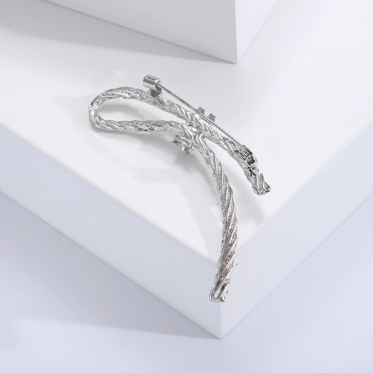 Beaut&Berry Trendy Metal Bow Brooches for Women Unisex Bow-Tie Pins Casual Party Jewelry Accessories Gifts Decoration