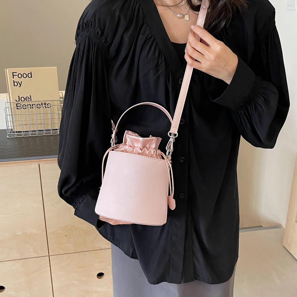 High quality PU material, gradual classic color, fashion casual trend, bucket bag can be crossbody can be a single shoulder